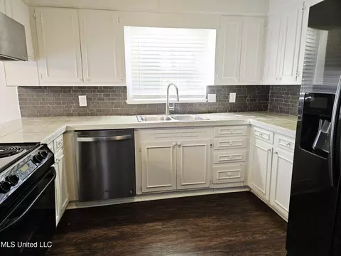 Kitchen - 1431 Tracewood Dr, Jackson, MS 39211 photo 4 of 4