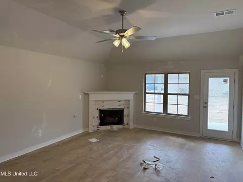 Living - 6587 Boxley Pointe Pointe, Walls, MS 38680 photo 1 of 1