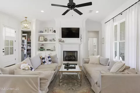 Living - 481 Aurora Cir, Canton, MS 39046 photo 2 of 2
