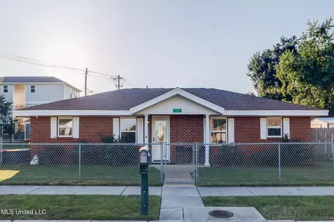 135 Pine Grove Ave, Biloxi, MS 39531