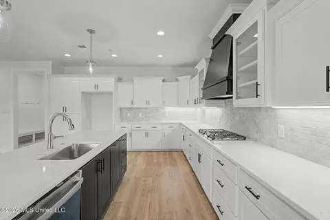 Kitchen - 1593 Tributary Dr, Hernando, MS 38632 photo 2 of 3