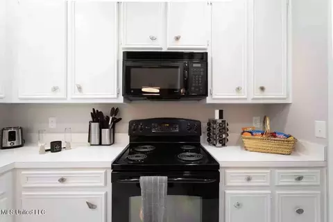 Kitchen - 128 N Brighton Dr, Jackson, MS 39211 photo 3 of 3