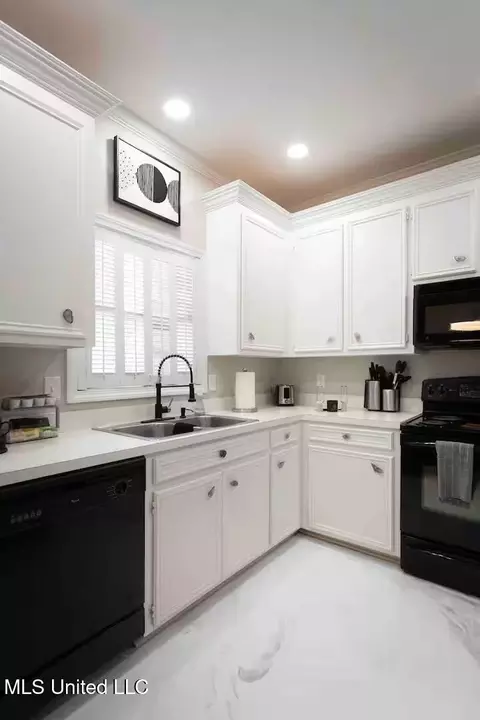 Kitchen - 128 N Brighton Dr, Jackson, MS 39211 photo 1 of 3