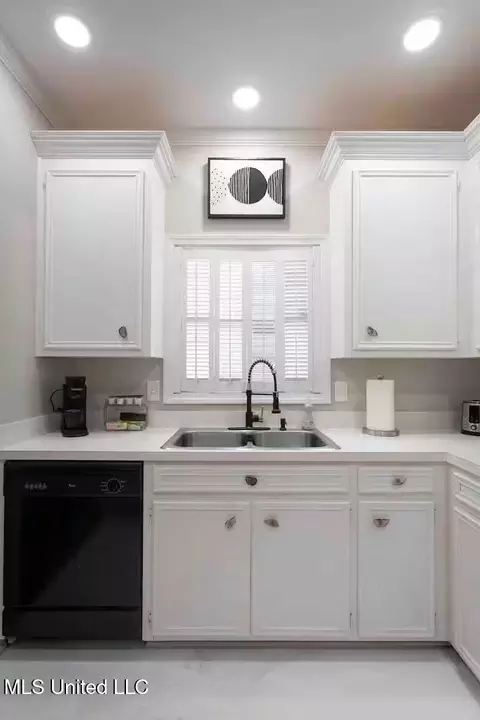 Kitchen - 128 N Brighton Dr, Jackson, MS 39211 photo 2 of 3