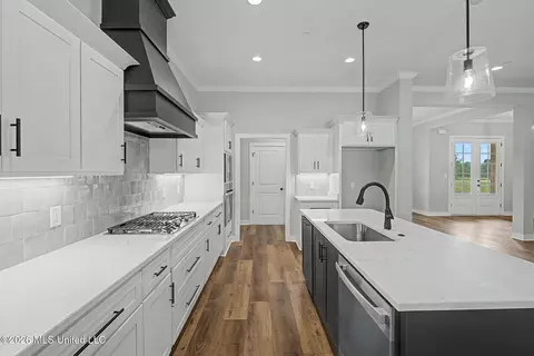 Kitchen - 1528 Tributary Dr, Hernando, MS 38632 photo 2 of 3