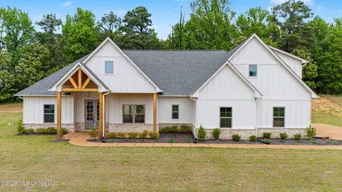1528 Tributary Dr, Hernando, MS 38632