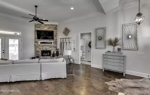 Living - 307 Emerald Way, Brandon, MS 39047 photo 2 of 3
