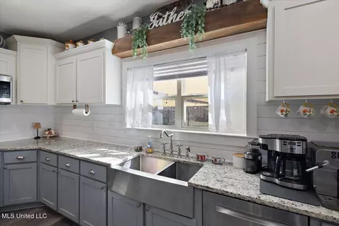 Kitchen - 128 Oak Tree Ln, Brandon, MS 39042 photo 2 of 4