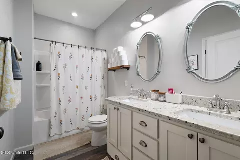 Bath - 128 Oak Tree Ln, Brandon, MS 39042 photo 4 of 5