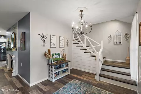 Entry Way - 128 Oak Tree Ln, Brandon, MS 39042 photo 2 of 5