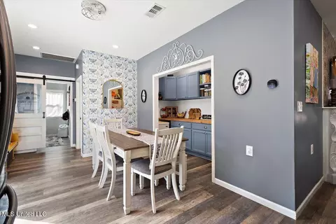 Dining - 128 Oak Tree Ln, Brandon, MS 39042 photo 1 of 2