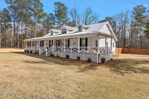 Exterior - 128 Oak Tree Ln, Brandon, MS 39042 photo 2 of 14