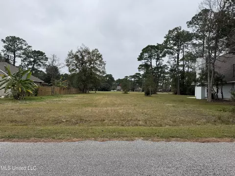 123 Country Club Dr, Pass Christian, MS 39571