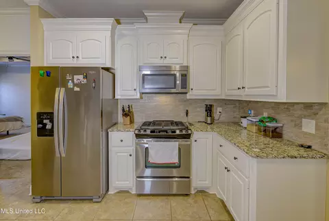 Kitchen - 127 Rockbridge Xing, Clinton, MS 39056 photo 2 of 4