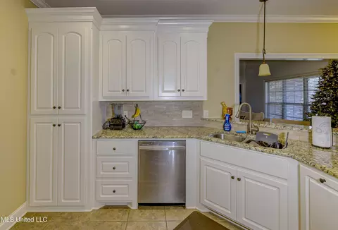 Kitchen - 127 Rockbridge Xing, Clinton, MS 39056 photo 1 of 4