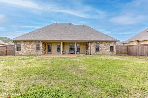 Exterior - 127 Rockbridge Xing, Clinton, MS 39056 photo 2 of 10