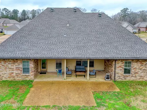 Exterior - 127 Rockbridge Xing, Clinton, MS 39056 photo 7 of 10