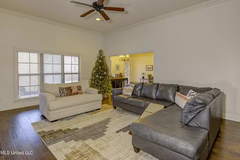 Living - 127 Rockbridge Xing, Clinton, MS 39056 photo 1 of 3