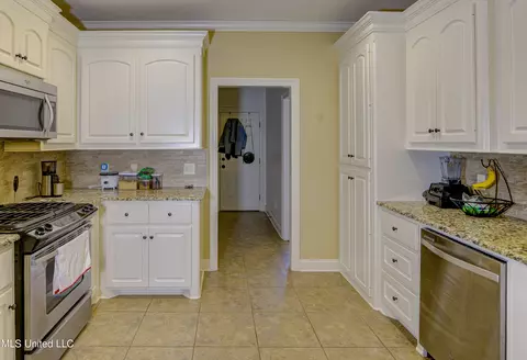 Kitchen - 127 Rockbridge Xing, Clinton, MS 39056 photo 4 of 4