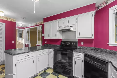 Kitchen - 102 Sunline Dr, Brandon, MS 39042 photo 3 of 5