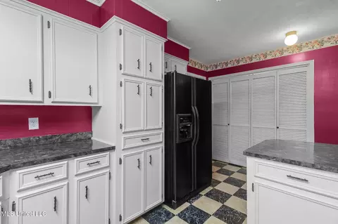 Kitchen - 102 Sunline Dr, Brandon, MS 39042 photo 4 of 5