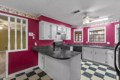 Kitchen - 102 Sunline Dr, Brandon, MS 39042 photo 5 of 5