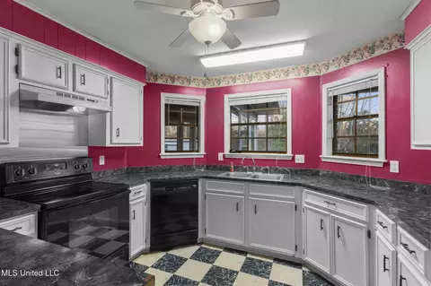 Kitchen - 102 Sunline Dr, Brandon, MS 39042 photo 2 of 5
