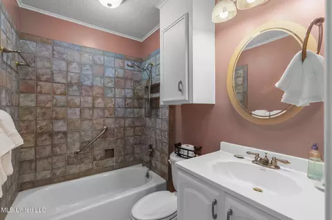 Bath - 102 Sunline Dr, Brandon, MS 39042 photo 5 of 5