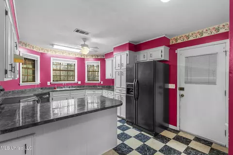 Kitchen - 102 Sunline Dr, Brandon, MS 39042 photo 1 of 5