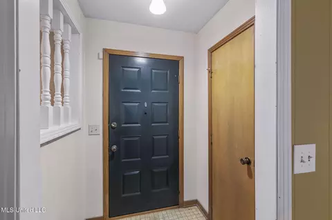 Entry Way - 102 Sunline Dr, Brandon, MS 39042 photo 1 of 2