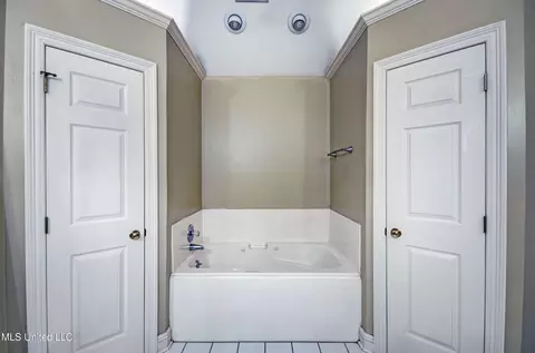 Bath - 4021 Brookwood Dr, Flowood, MS 39232 photo 3 of 5