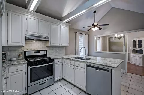 Kitchen - 4021 Brookwood Dr, Flowood, MS 39232 photo 2 of 3