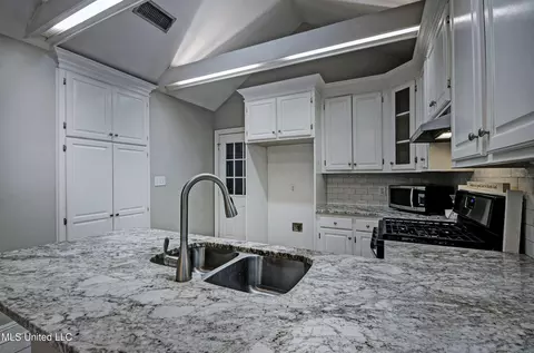 Kitchen - 4021 Brookwood Dr, Flowood, MS 39232 photo 3 of 3