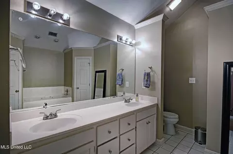 Bath - 4021 Brookwood Dr, Flowood, MS 39232 photo 2 of 5