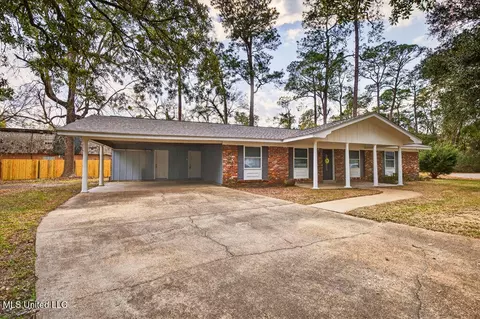 202 Ravens Ct, Ocean Springs, MS 39564