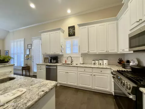 Kitchen - 245 Falls Xing, Madison, MS 39110 photo 4 of 5