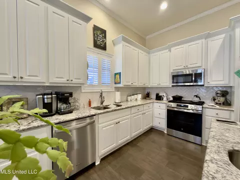 Kitchen - 245 Falls Xing, Madison, MS 39110 photo 5 of 5