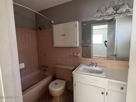 Bath - 235 Pimlico Pl, Jackson, MS 39211 photo 1 of 2