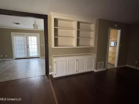 Living - 235 Pimlico Pl, Jackson, MS 39211 photo 2 of 2