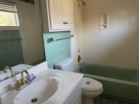 Bath - 235 Pimlico Pl, Jackson, MS 39211 photo 2 of 2