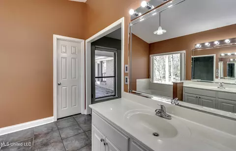 Bath - 110 Meadowview Dr, Brandon, MS 39047 photo 6 of 8