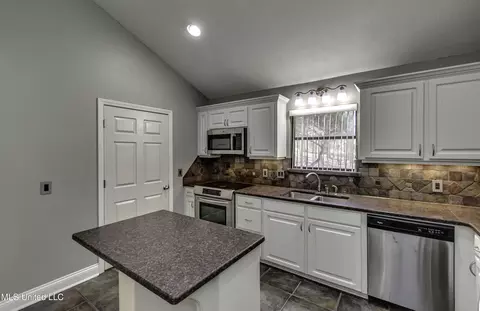 Kitchen - 110 Meadowview Dr, Brandon, MS 39047 photo 4 of 5