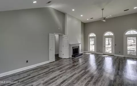 Living - 110 Meadowview Dr, Brandon, MS 39047 photo 2 of 7