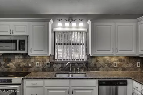 Kitchen - 110 Meadowview Dr, Brandon, MS 39047 photo 1 of 5