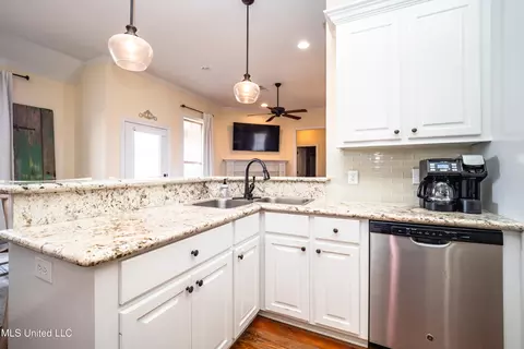 Kitchen - 449 Cumberland Rdg, Madison, MS 39110 photo 3 of 5