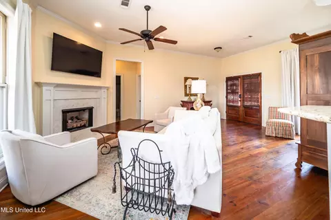 Living - 449 Cumberland Rdg, Madison, MS 39110 photo 2 of 3