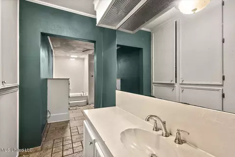 Bath - 4545 Meadowhill Dr, Jackson, MS 39206 photo 2 of 3