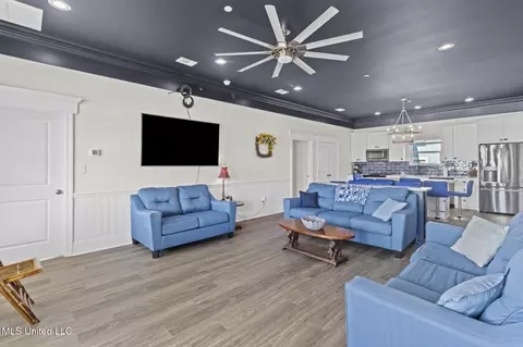 Living - 601 E Beach Blvd, Long Beach, MS 39560 photo 1 of 3