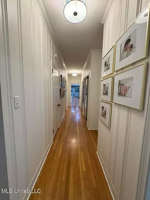 Entry Way - 982 S Church St, Brookhaven, MS 39601 photo 2 of 4