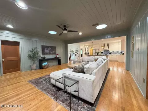Living - 982 S Church St, Brookhaven, MS 39601 photo 6 of 7